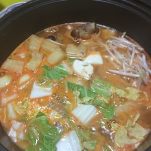豆腐と韓国春雨を食べるキムチ鍋